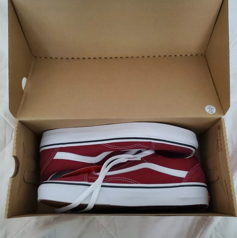 NEW With Box: Vans Old Skool Skate Shoe, Size 8.5